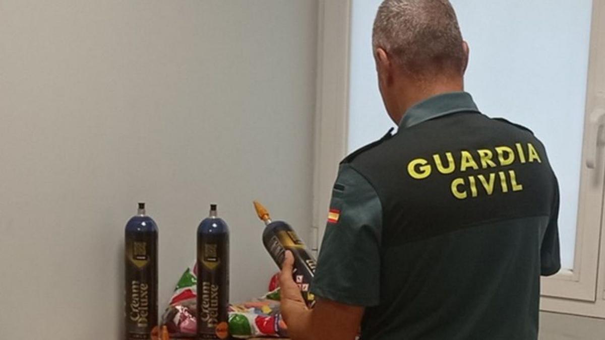 Hallan 244 botellas de 'gas de la risa' en Ibiza cuando investigaban un robo
