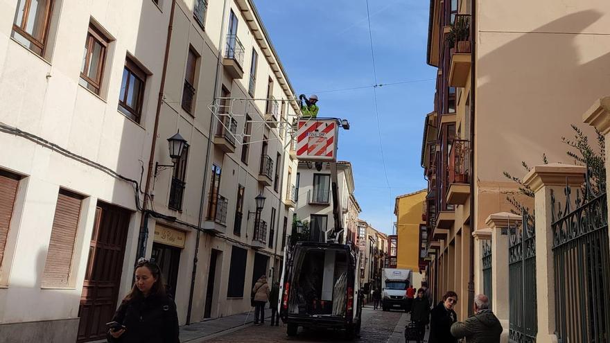 Montaje de las primeras luces de Navidad en Zamora.