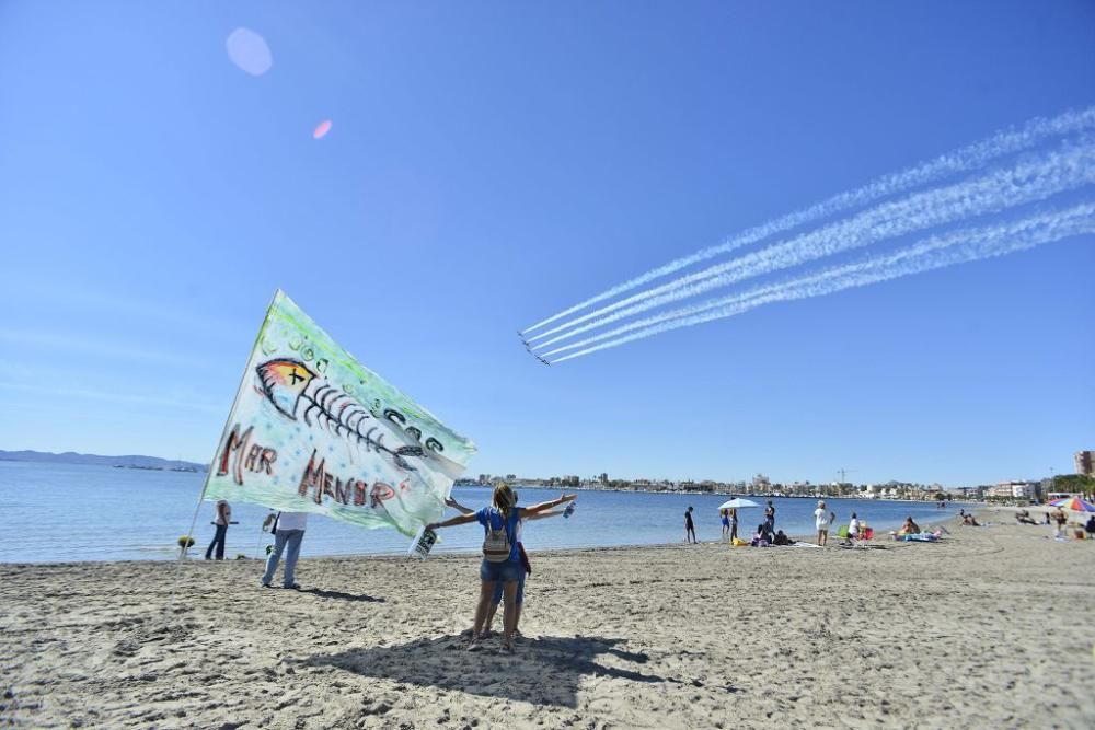 Centenares de personas se concentran en Villananitos para alertar del mal estado del Mar Menor