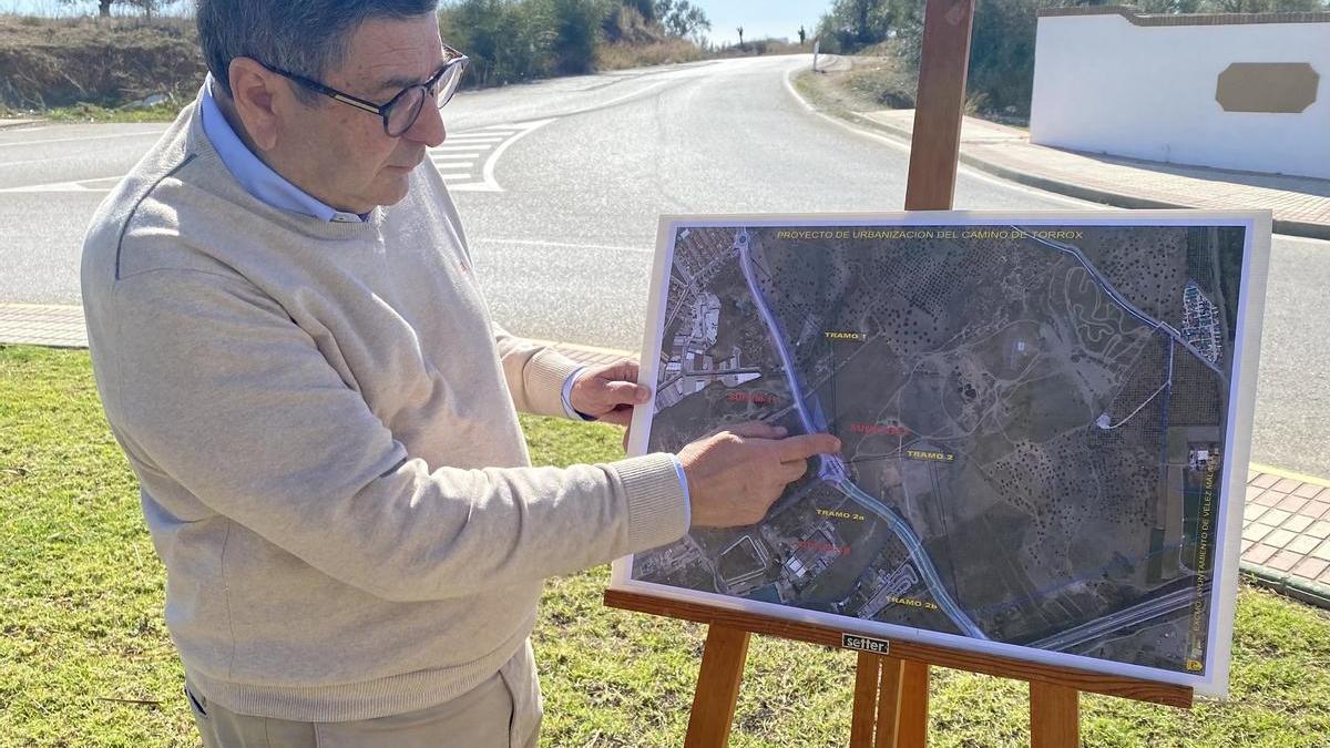 El alcalde de Vélez-Málaga, Antonio Moreno Ferrer, explica el proyecto del camino de Torrox.