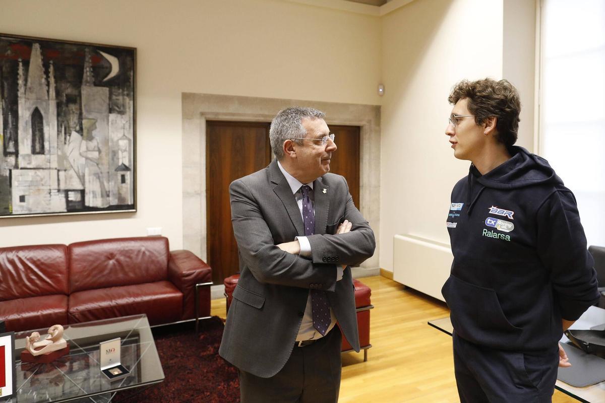 Girona. Diputacio. Miquel Noguer (president Diputacio) fa la rebuda institucional a Pau Navarro i Jan Rosa, guanyadors del Dakar en challenger; i Oriol Vidal, guanyador en stock