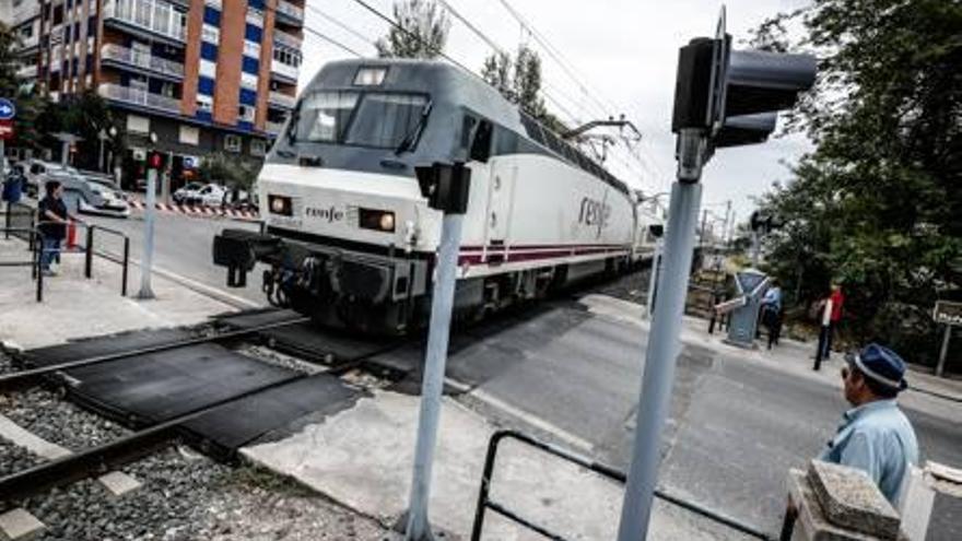 Un paso a nivel se queda abierto 16 horas pese a la circulación de trenes