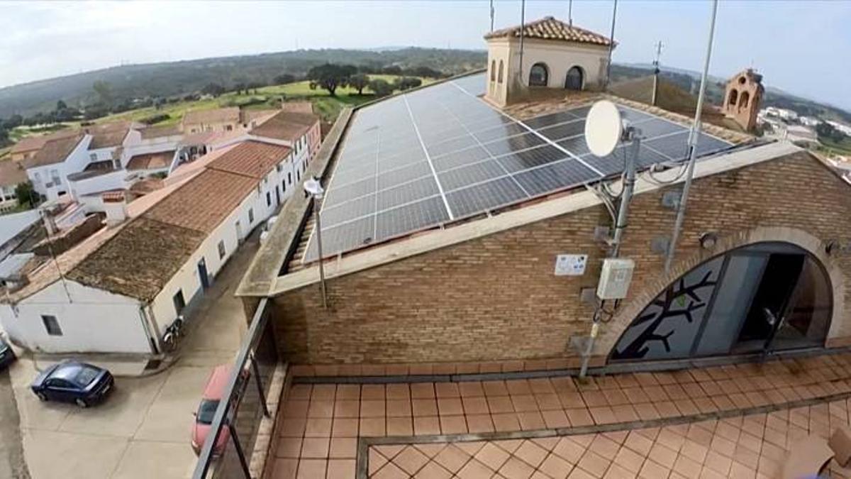 Paneles solares instalados en Cedillo (Cáceres) para abastecer al pueblo.
