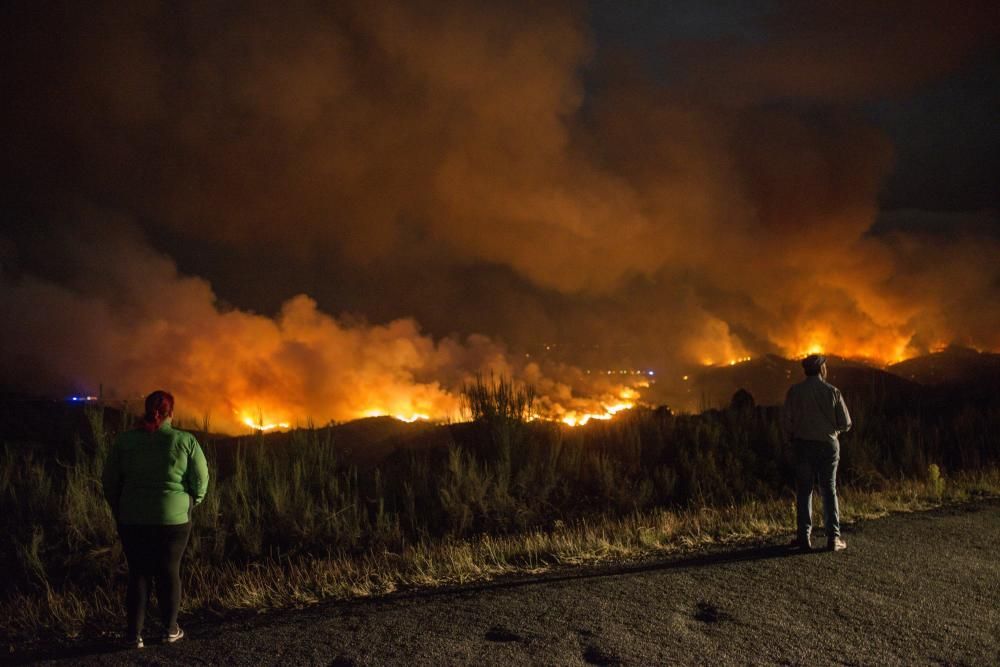 Las llamas arrasan cientos de hectáreas del monte de A Gudiña. // B. Lorenzo (EFE)