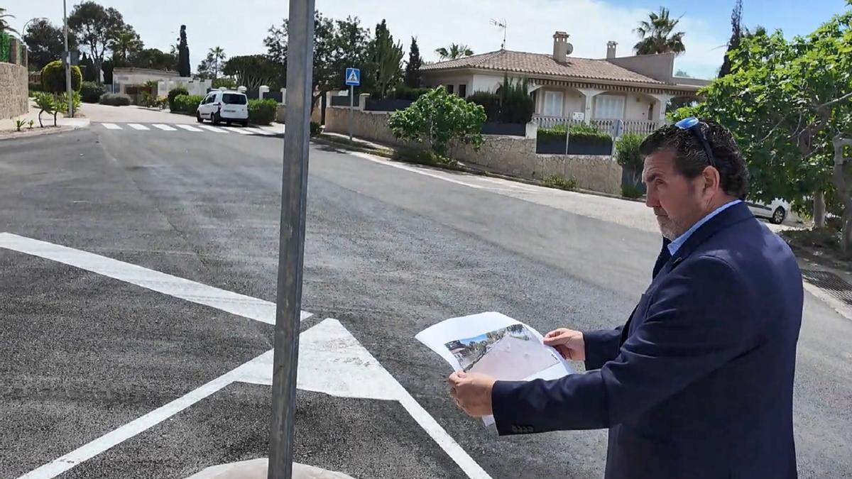 El alcalde Juan Antonio Amengual, observando una de las actuaciones realizadas