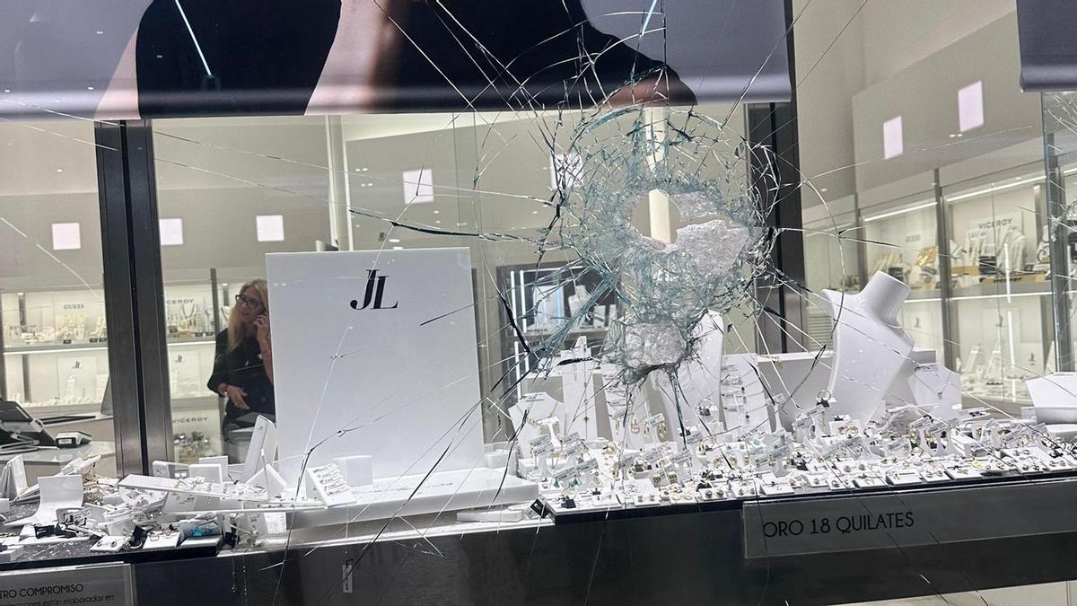 Varios encapuchados asaltan una joyería en el centro comercial El Mirador