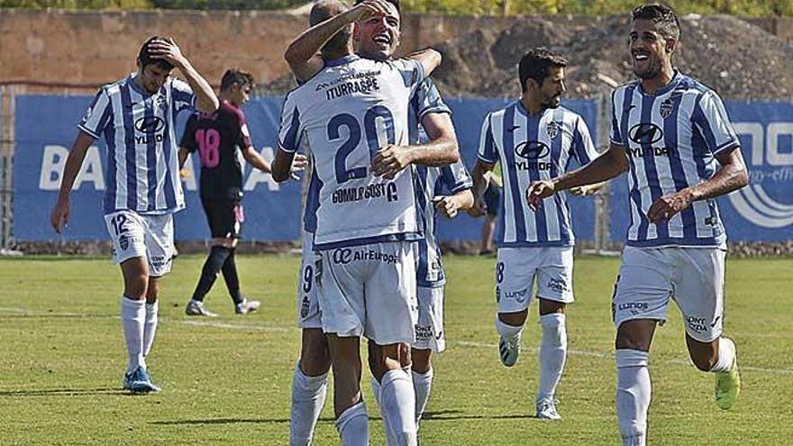 Los jugadores del AtlÃ©tico Baleares celebran el pasado domingo uno de los goles al Sporting B.