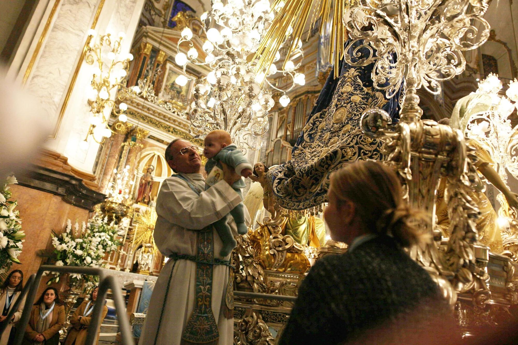 GALERÍA I Revive en imágenes el entrañable acto del paso por el manto de la Purísima en Vila-real