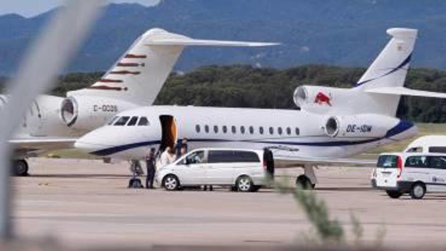 Un jet estacionat a la pista de l&#039;aeroport de Girona.