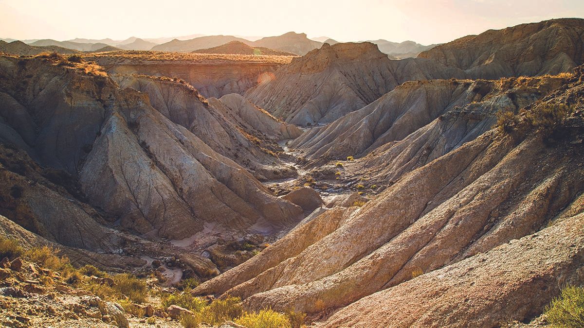 El Desierto de Tabernas, un escenario natural único en Europa, modelado por el viento y el sol en formas imposibles que parecen sacadas de un western