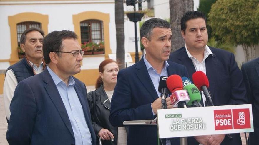 El presidente provincial y portavoz municipal del PSOE, José Bernal, con el diputado Miguel Ángel Heredia y otros ediles.