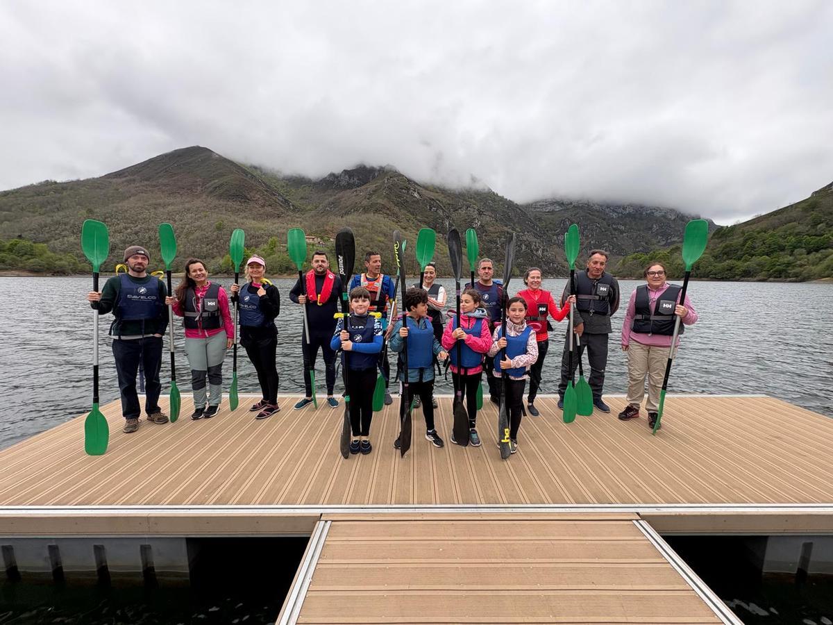 Foto de grupo del estreno de la navegación turística en el embalse de Tanes