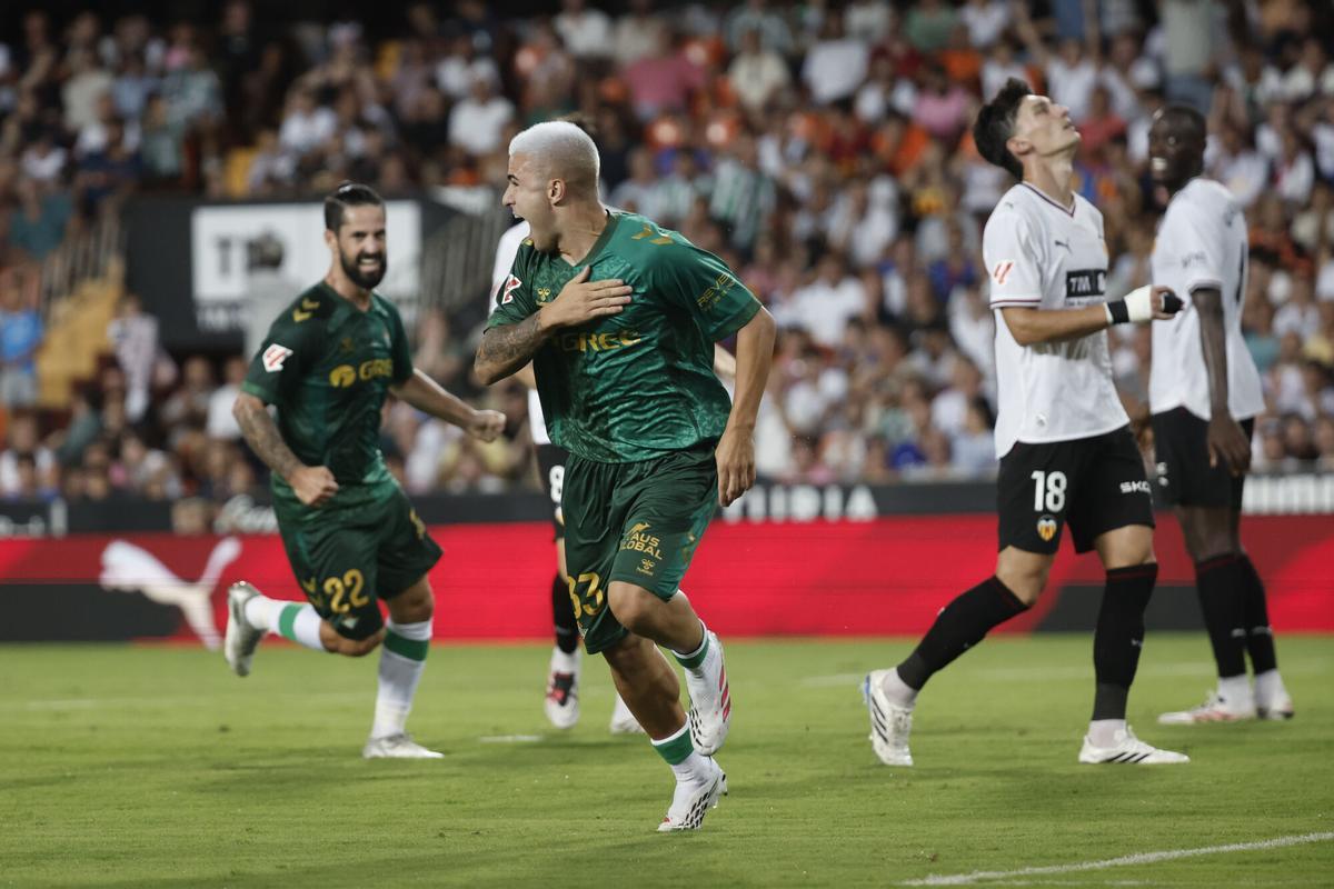 Pablo García celebra su primer gol en LaLiga para darle la victoria al Betis en Mestalla en el partido de la jornada 1 de LaLiga EA Sports