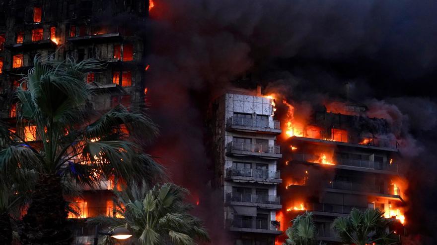 Infierno en Valencia tras el espectacular incendio de un edificio