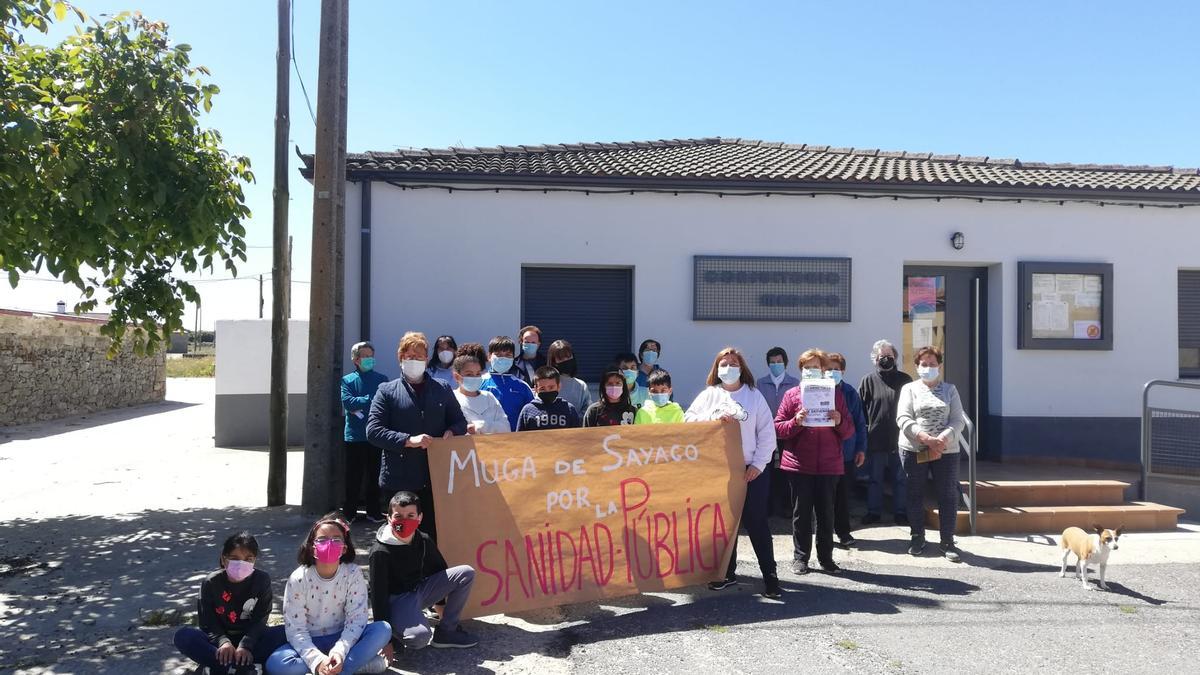 Protesta en Muga, esta primavera, para reclamar la apertura de consultorios y medios sanitarios