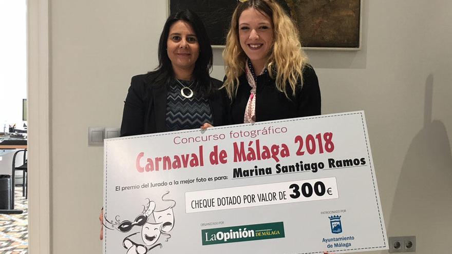 La ganadora del concurso de disfraces de Carnaval de La Opinión recoge su premio