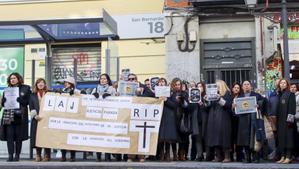 Concentración de letrados a las puertas de la sede del Ministerio de Justicia este viernes en Madrid. EFE/ Mercedes Ortuño Lizarán