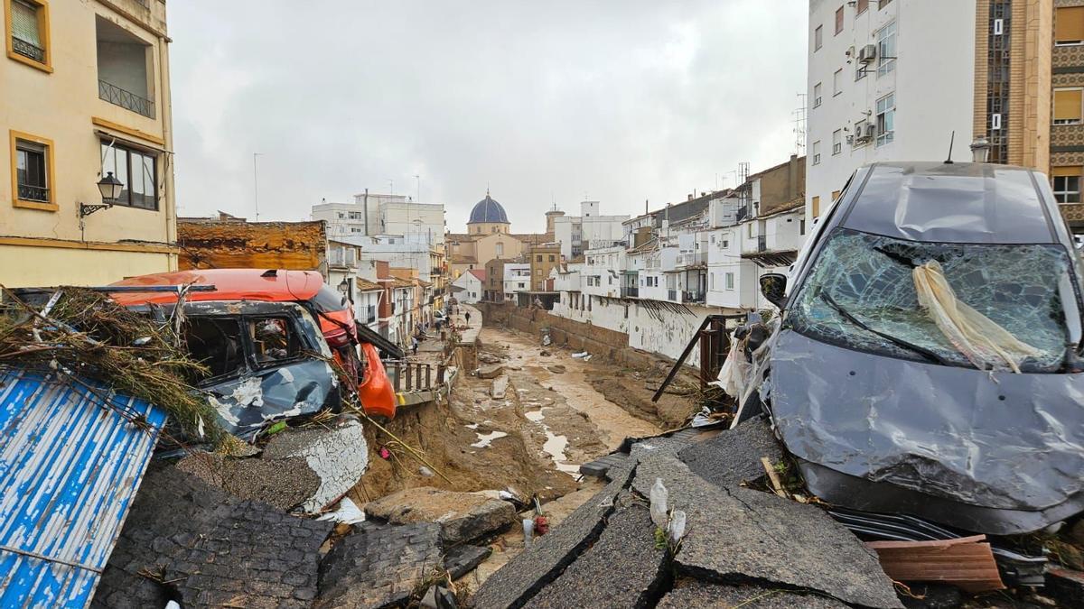 Coches destrozados en el puente sobre el barranco que cruza el centro histórico de Chiva.
