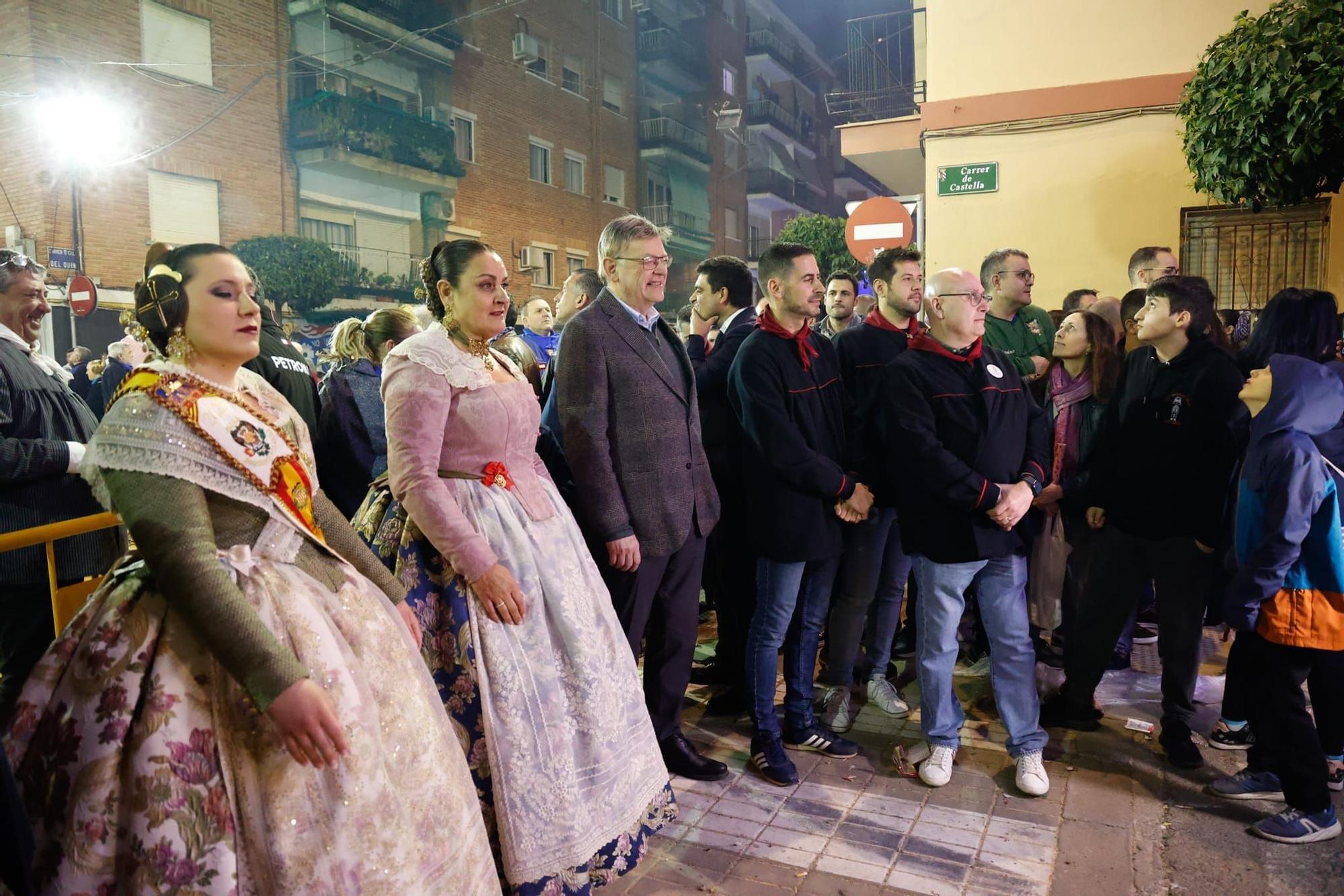 Puig visita la falle del Quint de Mislata en su 50 aniversario y tras el plantón del artista fallero