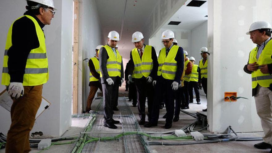 Francisco de la Torre, con los concejales Mario Cortés y Francisco Pomares, en su visita a las obras del Polo Digital en Tabacalera.