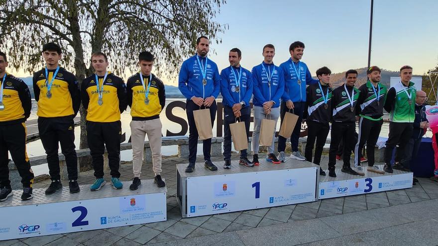 Los barcos de equipo arousanos brillan en Castrelo de Miño