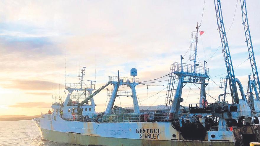 El arrastrero congelador &quot;Kestrel&quot;, saliendo del actual muelle.