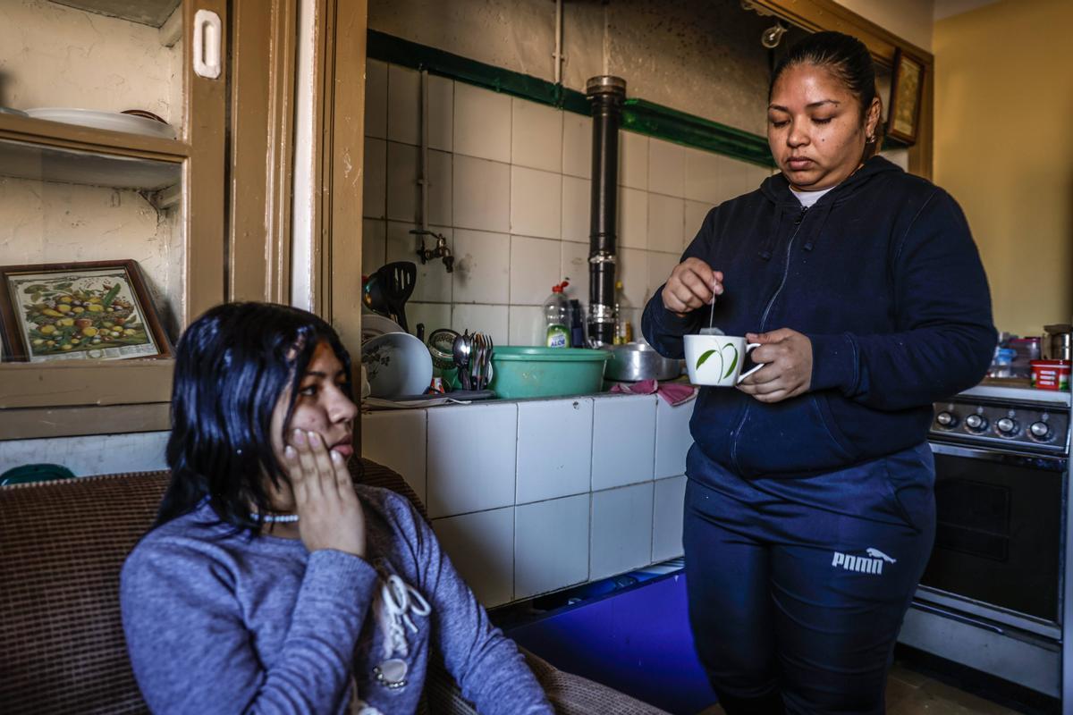 Liscandrys toma un té que le ha preparado su madre para paliar el dolor de muela porque no pueden empadronarse en Ripoll ni ir al médico.