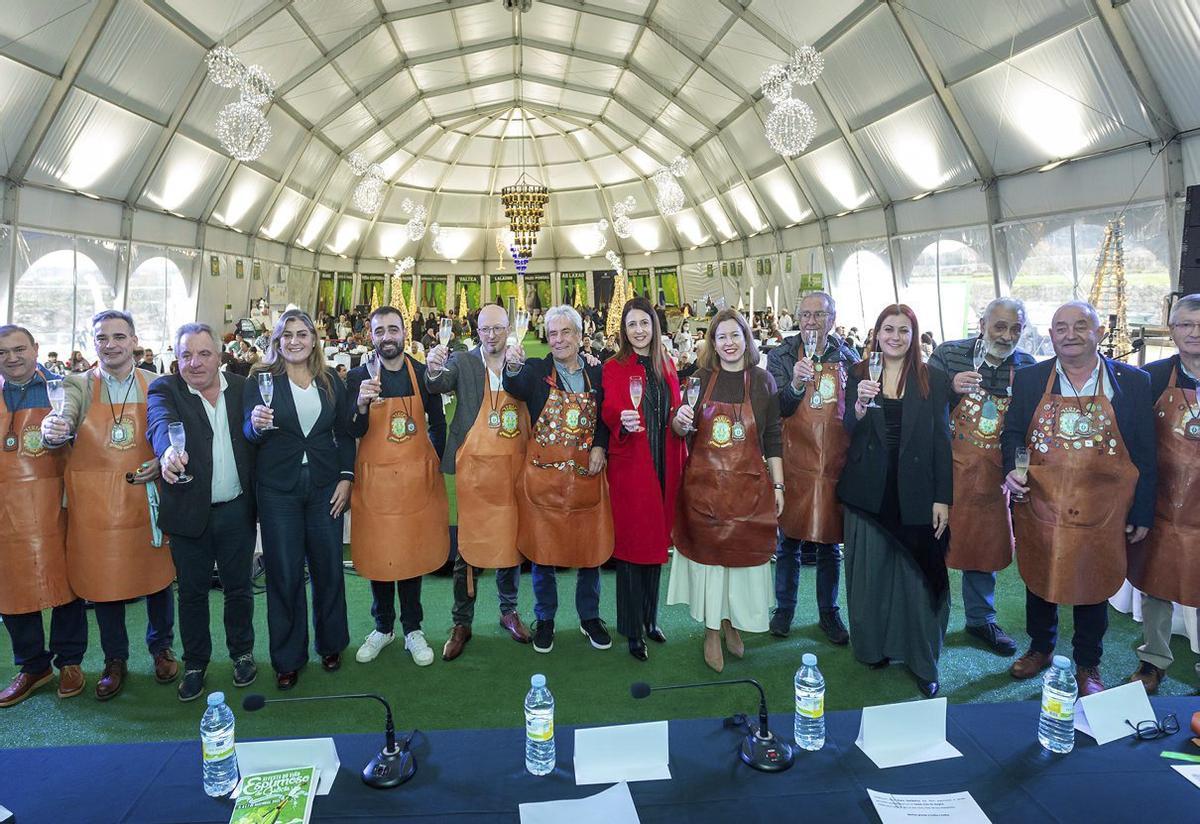 Brindis cos novos membros da Cofradía de Condado de Tea   | // JUAN CARLOS PÉREZ