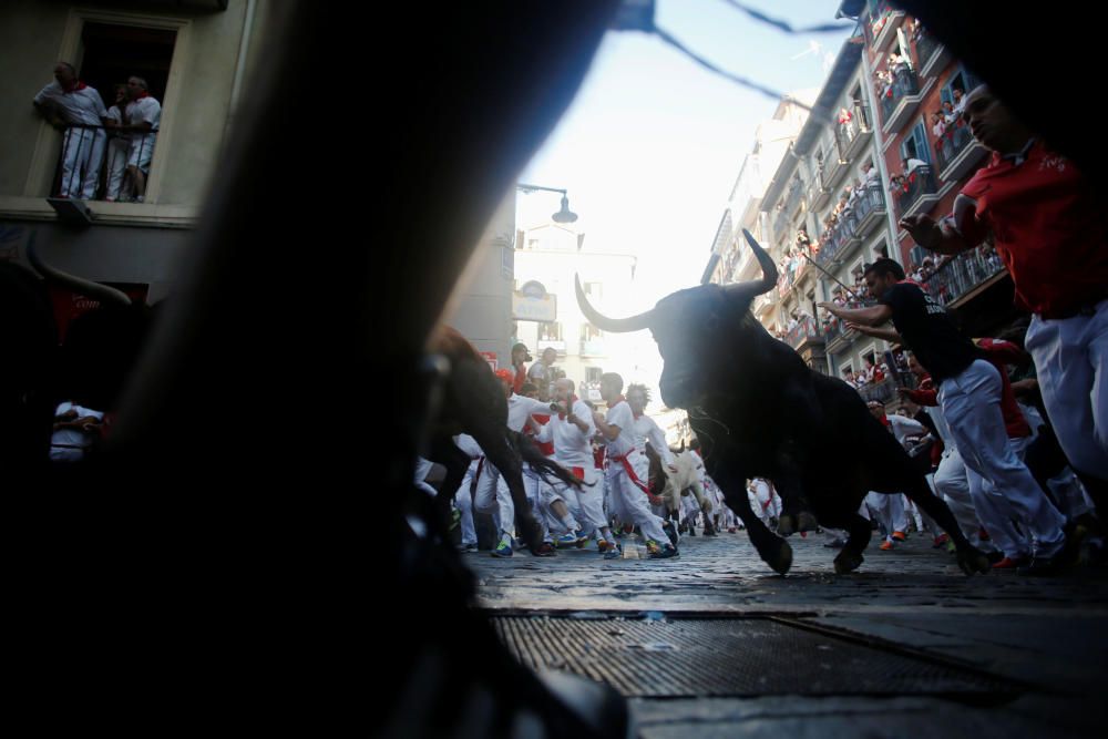 Una manada de toros de la ganadería de Fuente Ymbro, que se ha ido estirando en el recorrido hasta romperse en la calle Estafeta, ha creado emoción en el primer encierro de los Sanfermines de 2016.