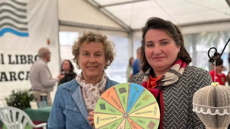 Una biblioteca hecha a pulso y voluntarias que convierten la lectura en un punto de encuentro en la feria del libro de Luarca