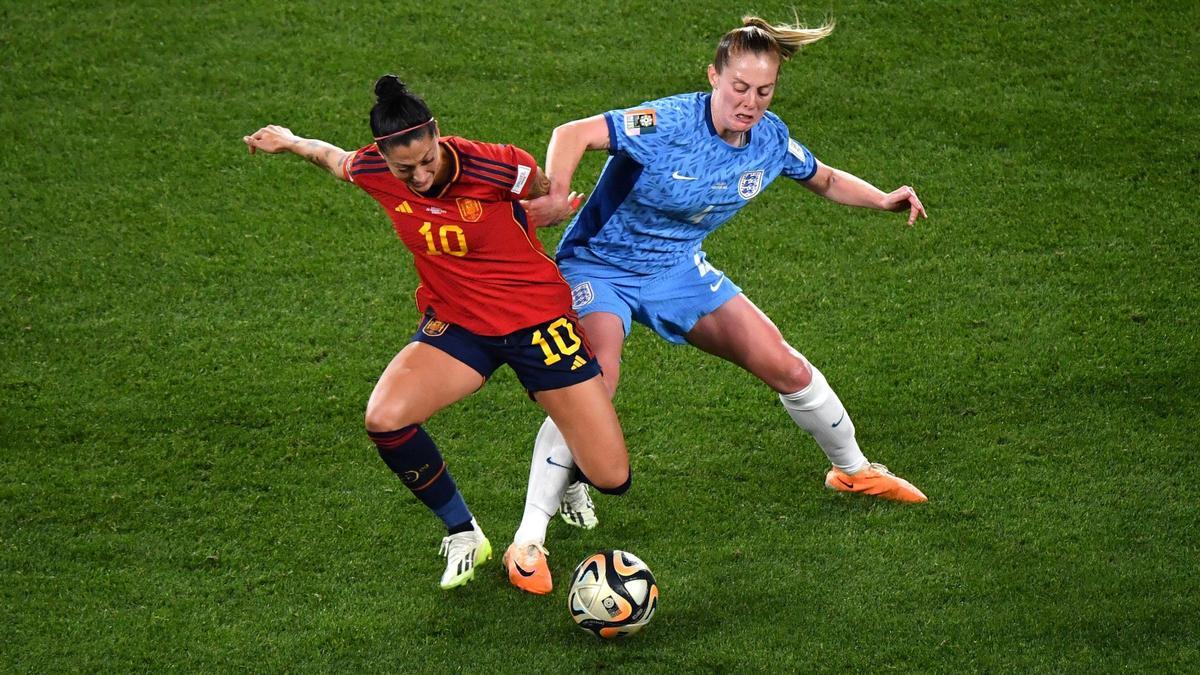 Jennifer Hermoso y Keira Walsh durante la final de fútbol de la Copa Mundial Femenina de la FIFA 2023 entre España e Inglaterra en Sídney