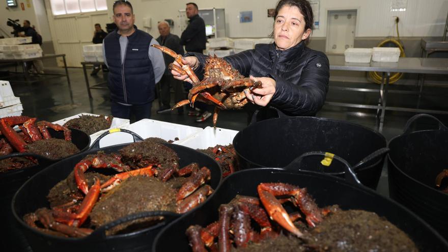 La flota del centollo desafía al temporal y sale a trabajar
