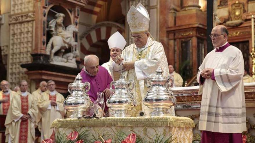 Celebración de la tradicional misa crismal en la Catedral