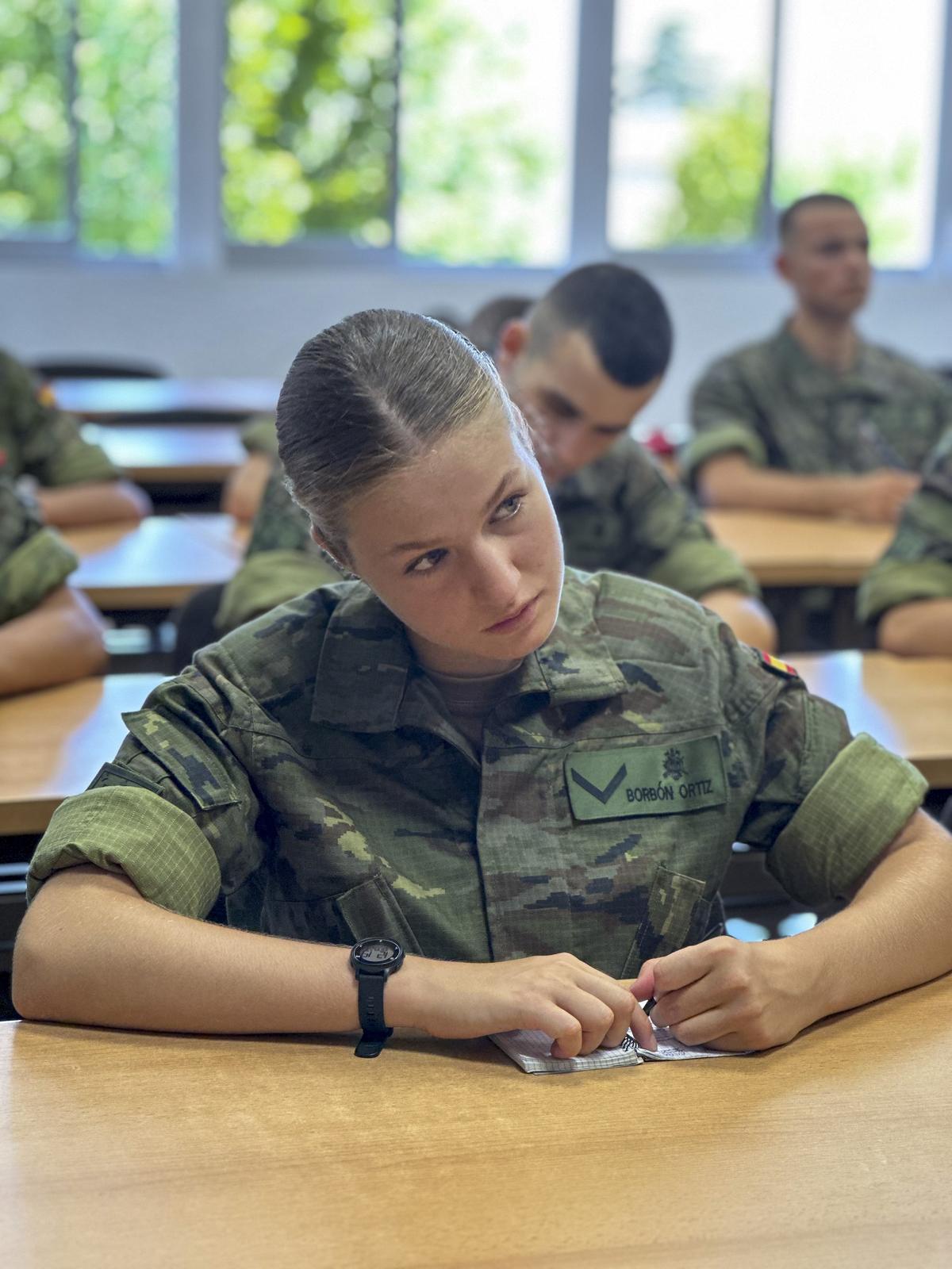 ZARAGOZA, 18/08/2023.-La princesa Leonor inicia hoy su carrera militar que se prolongará tres años, el primero en la Academia General Militar (AGM) de Zaragoza, en la que ingresó este jueves “con muchas ganas” y un poco nerviosa acompañada por sus padres, los reyes, y su hermana, la infanta Sofía, para comenzar su formación militar, que se prolongará tres años.  EFE/Casa S.M. El Rey SOLO USOEDITORIAL/SOLO DISPONIBLE PARA ILUSTRAR LA NOTICIA QUE ACOMPAÑA (CRÉDITO OBLIGATORIO)