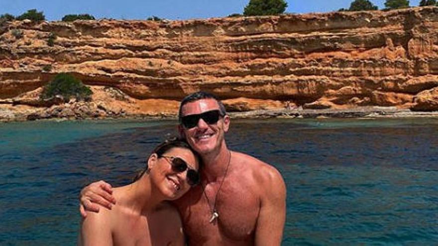 Luke evans, a bordo de un yate con una amiga en Ibiza.