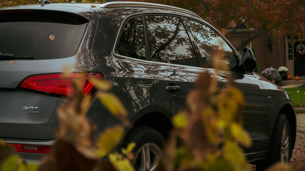 Coches premium vs superventas: La dualidad del mercado automovilístico español