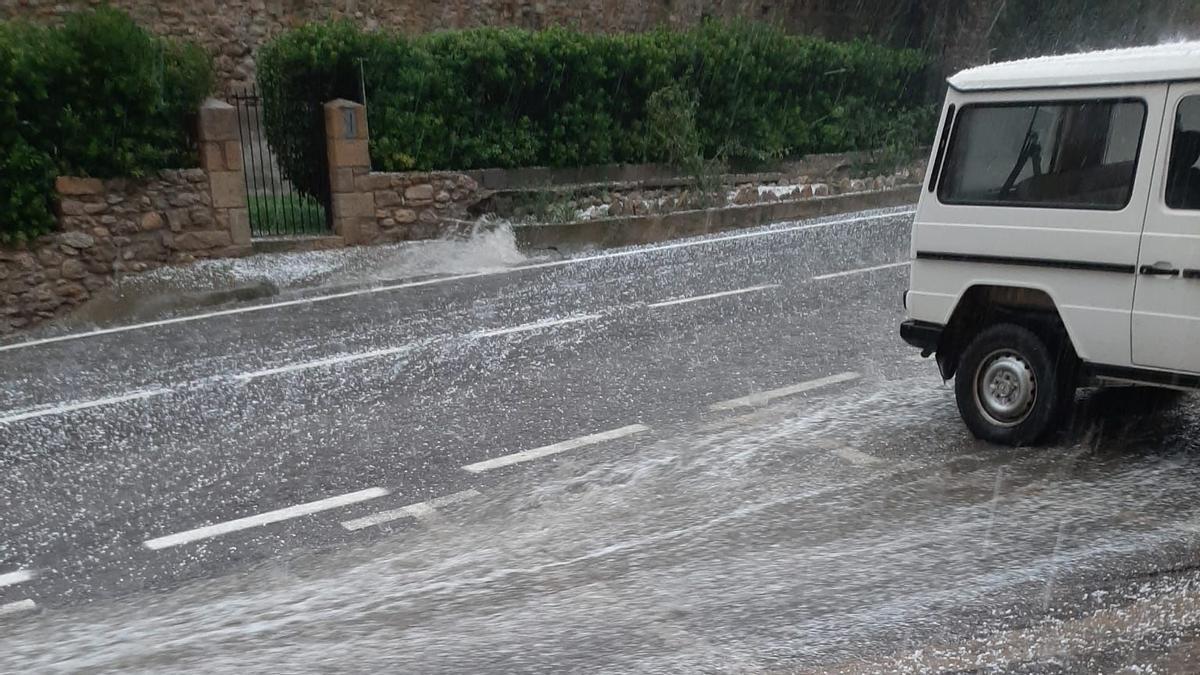 Espectacular imagen de la lluvia y el granizo en Forcall.