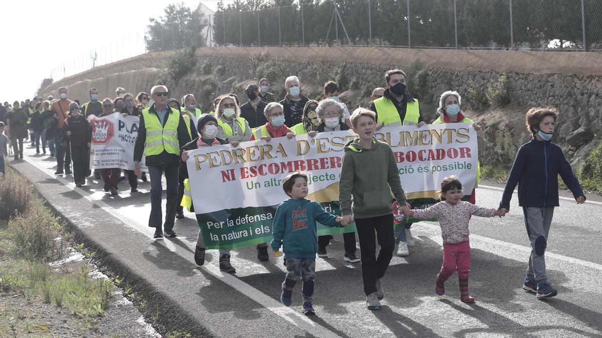 Manifestantes en dirección a la cantera, este domingo.