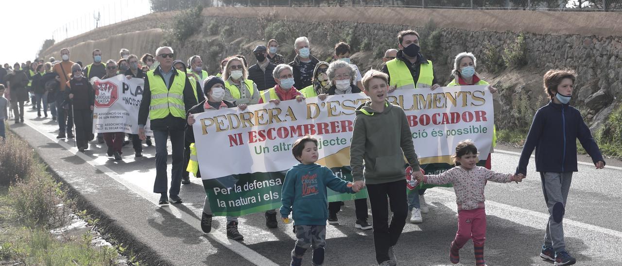 Unas 250 personas reclaman "otro proyecto de restauración" para la cantera de sa Garrigueta