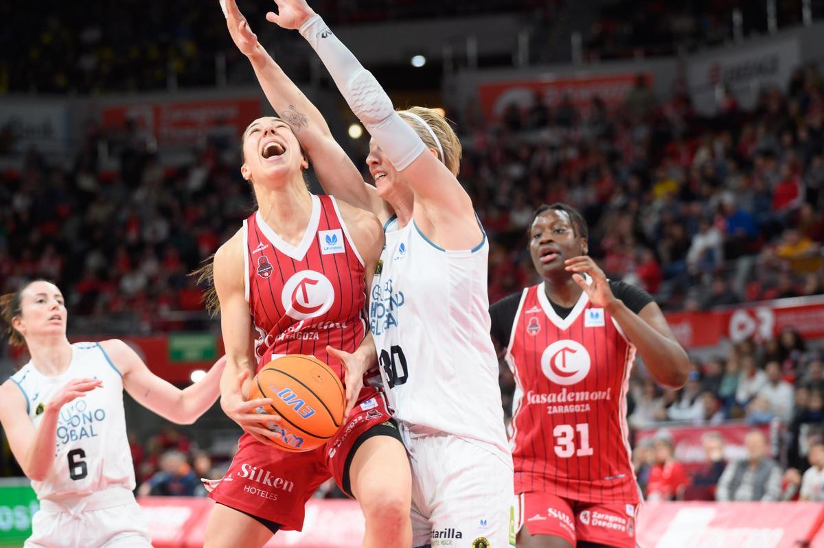 Laura Gil defiende una entrada a canasta del Casademont Zaragoza