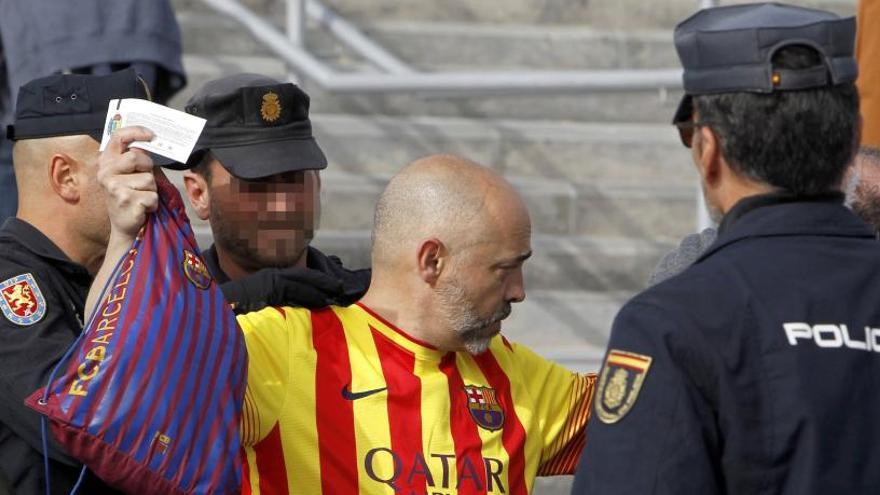 Un ciudadano es cacheado en el Wanda Metropolitano