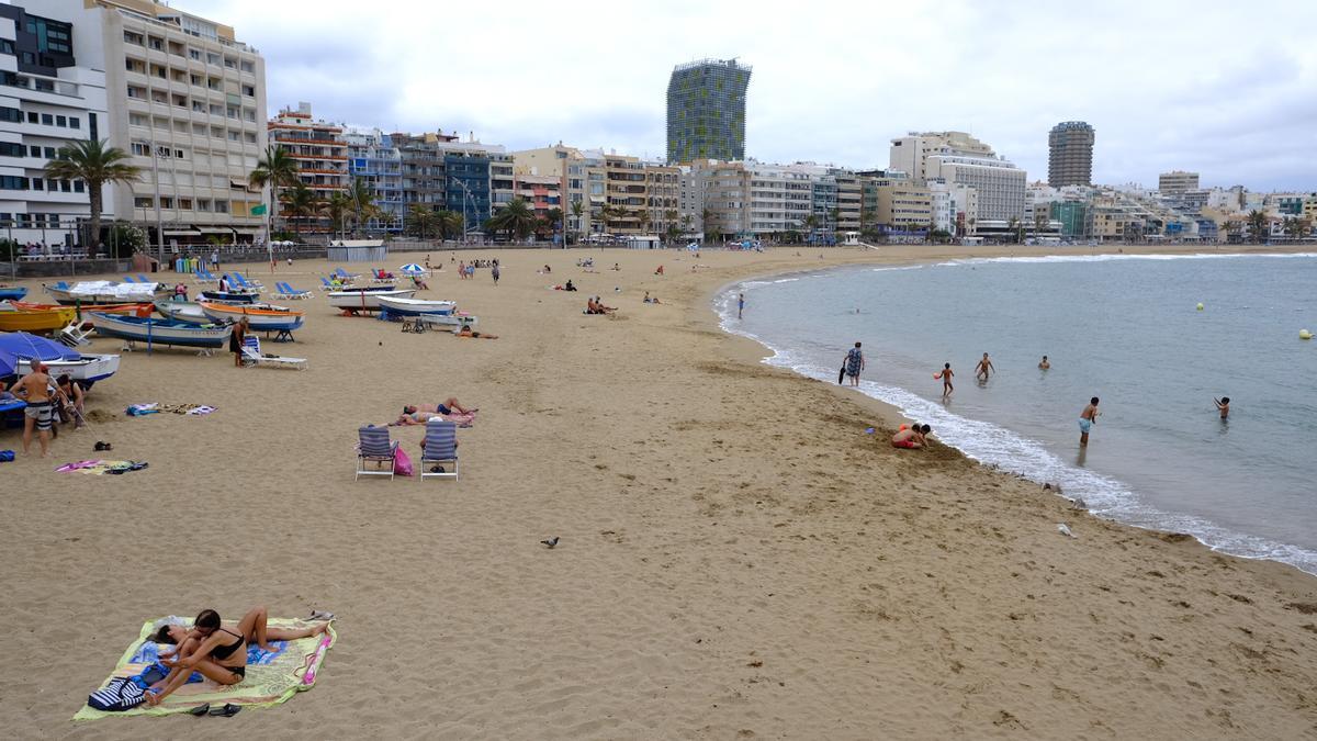 Las Canteras con algunos bañistas este lunes tras la celebración de San Juan.