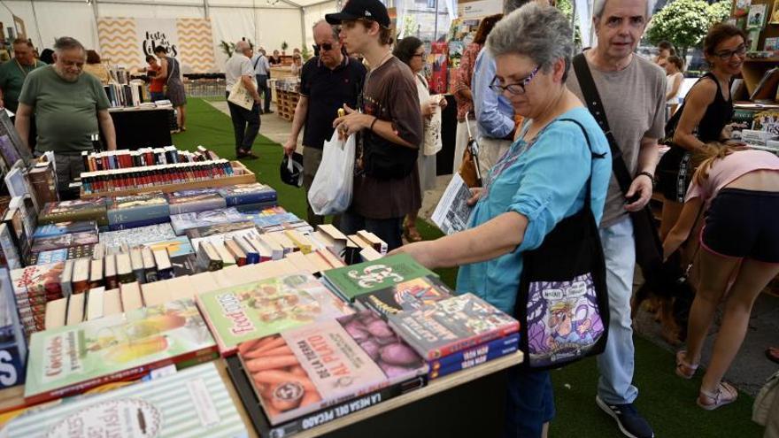 Visitantes de la Festa dos Libros en uno de los puestos de las 13 librerías participantes.   | // RAFA VÁZQUEZ