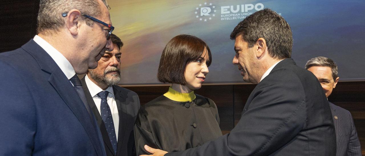 Carlos Mazón saluda a Diana Morant, ante Antonio Pérez y  Luis Barcala, a la derecha de la imagen.