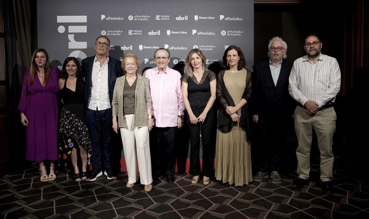 La escritora Elizabeth López Caballero; Idoia Moll, directora de Alba Editorial; el escritor José Luis Correa; Arantza Sarasola, vicepresidenta de Prensa Ibérica; Javier Moll, presidente de Prensa Ibérica; Ainhoa Moll, adjunta a Presidencia y directora editorial de Prensa Ibérica; Gemma Martínez, directora de ‘El Periódico’; Álex Sàlmon, director del suplemento ‘abril’, y Armando Huerta, director de ‘El Periódico de España’.