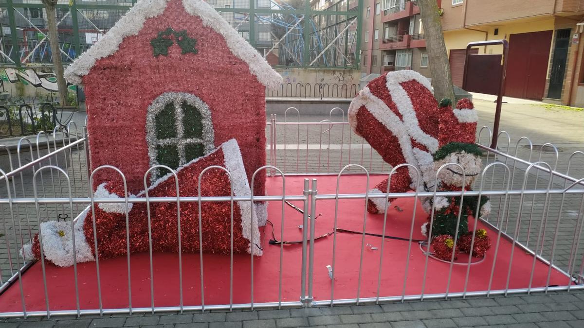 Destrozos causados por los vándalos en la decoración navideña de Santa Clara.