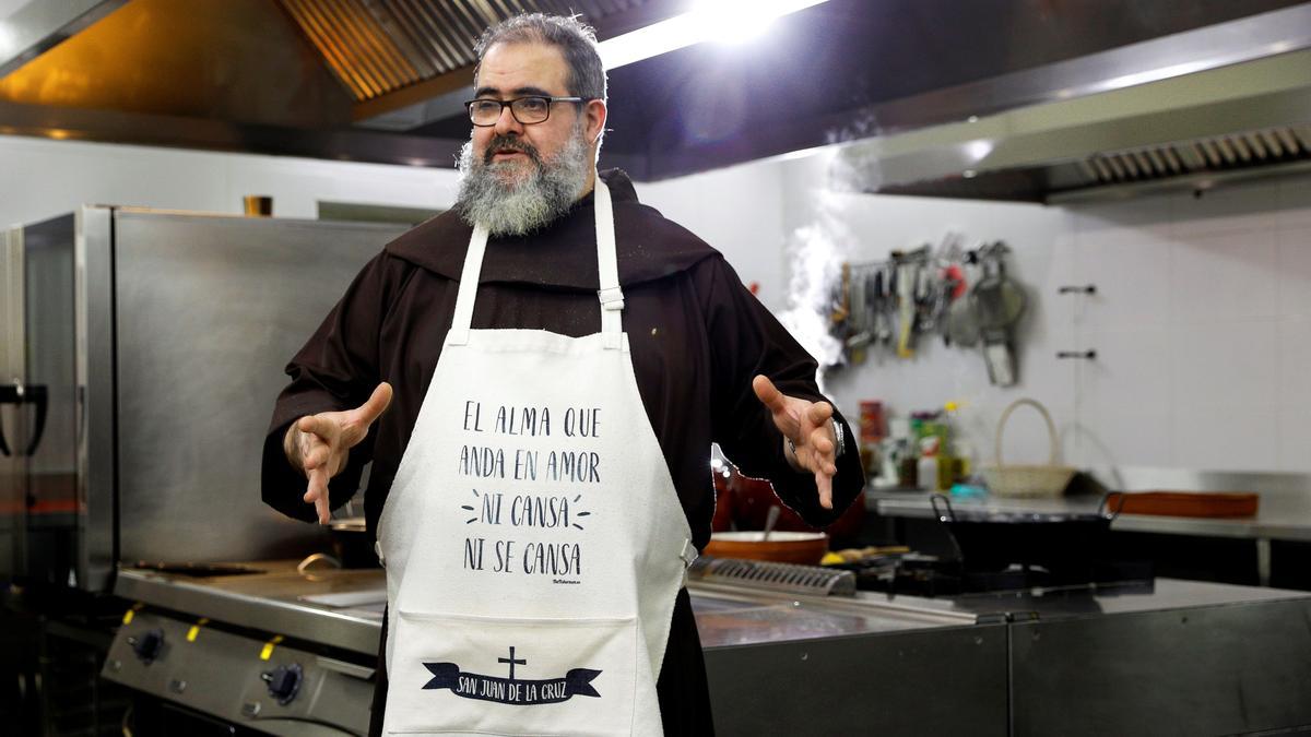 Fray Ángel en la cocina del monasterio de Gilet, desde donde hace sus vídeos para Youtube.