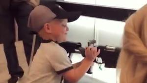 Captura del vídeo en el que Maverick, de 4 años, manipula un rifle en una feria de armas en Estados Unidos.