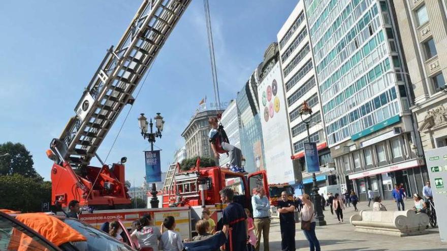 Un niño participa en una práctica con los bomberos, ayer, en el Obelisco