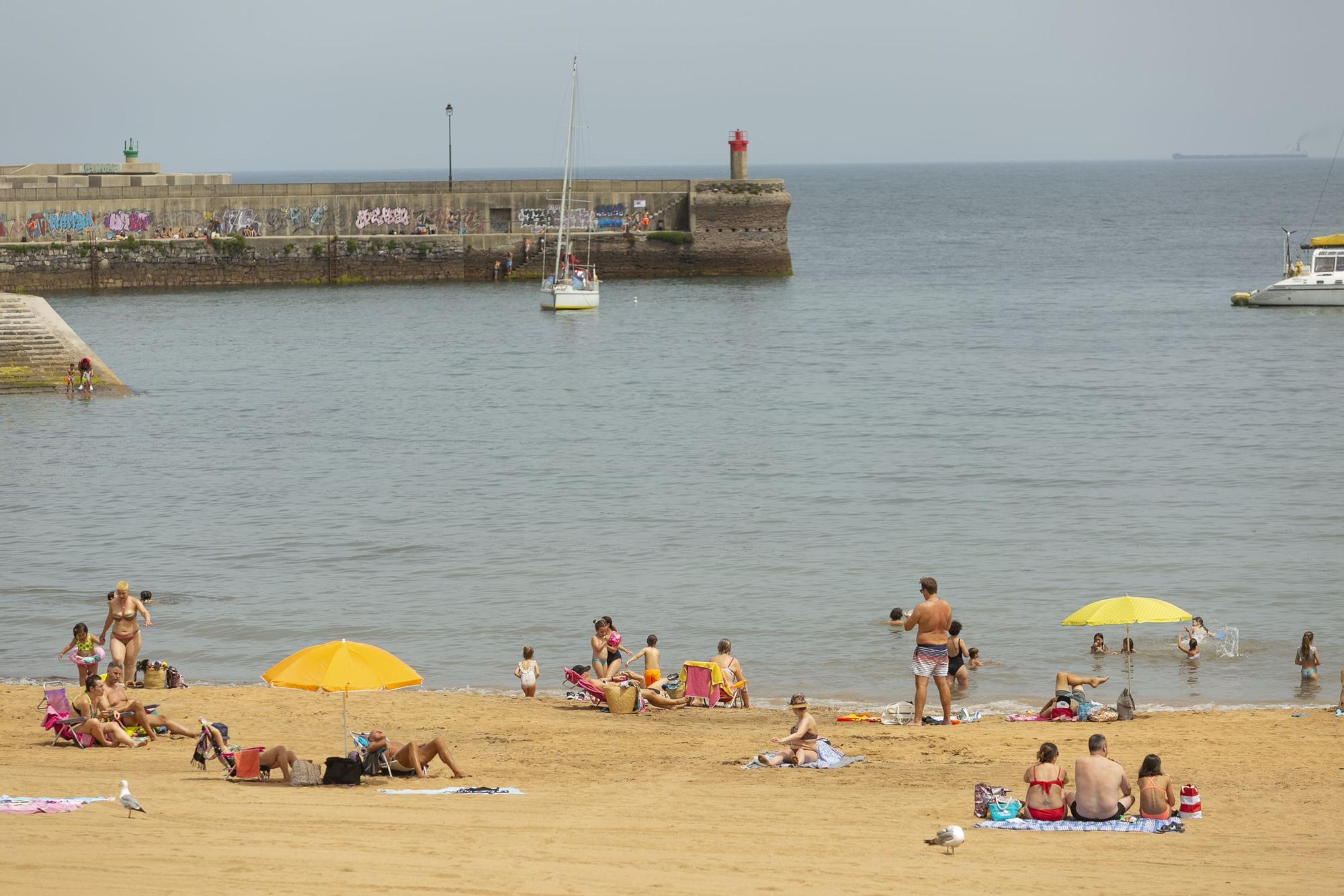 Así se sofoca el calor en la comarca de Avilés: de la playa a los parques